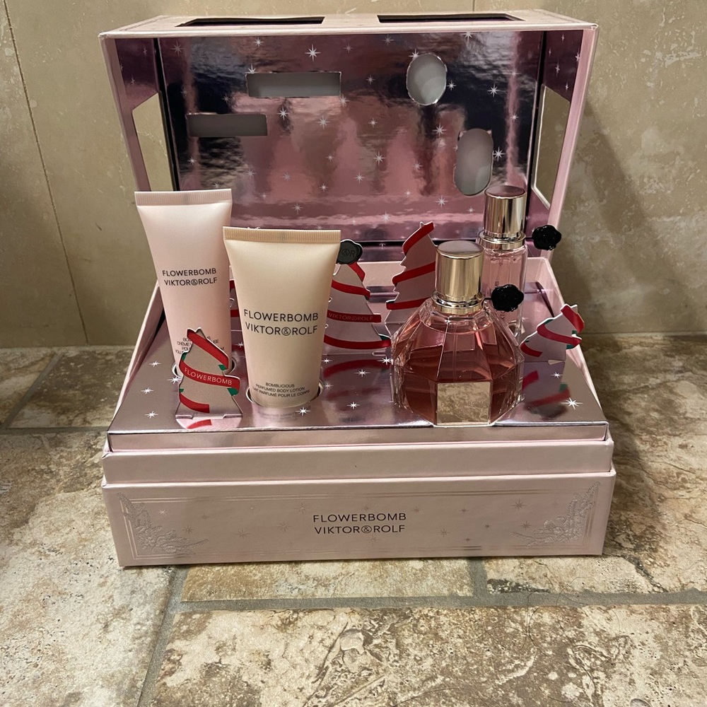 Viktor & Rolf Flowerbomb 4 piece gift set